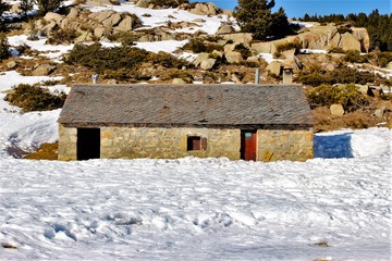 refuge lac de pradeilles sous la neige