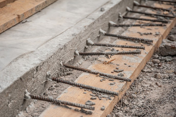 Concrete structure with metal reinforcement