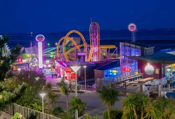 Fotobehang Amusementspark Nachtscène van het avonturenpark en een achtbaan in Southend op zeegebied aan de kust van Engeland in het VK