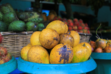 Obraz na płótnie Canvas Fresh mango fruit in the market