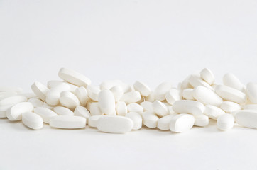 Group of white magnesium pills on white backgrond - obrazy, fototapety, plakaty