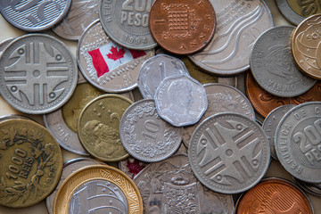 Dinheiro em moedas e papel de várias partes do mundo mostrando diferentes moedas em todo o mundo.