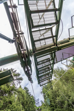 Mast mit Seilbahnerollen von Sessellift, Korblift, Alpen
