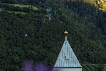 Seilbahn, Seilbahnmast und Kirchturmspitze, Rabland, Aschbach, Südtirol, italien