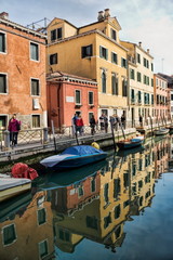 Fototapeta na wymiar Wasserreflexion am Rio Marin in Venedig, Italien