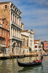 Fototapeta na wymiar gondel vor dem palazzo flangini auf dem canal grande in venedig, italien