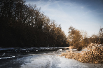 Fluss mit Eis im Winter