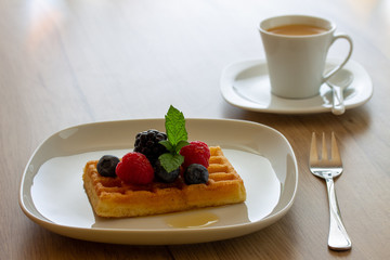 Waffel mit Waldfrüchten und Ahornsirup