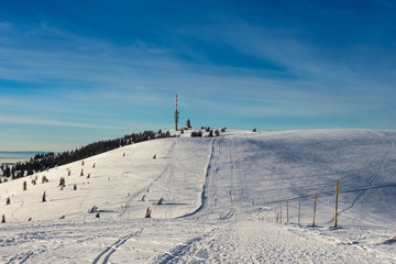 Wandern im Winterwunderland auf dem Feldberg bei strahlendem Sonnenschein