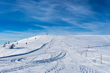 Fototapeta na wymiar Wandern im Winterwunderland auf dem Feldberg bei strahlendem Sonnenschein