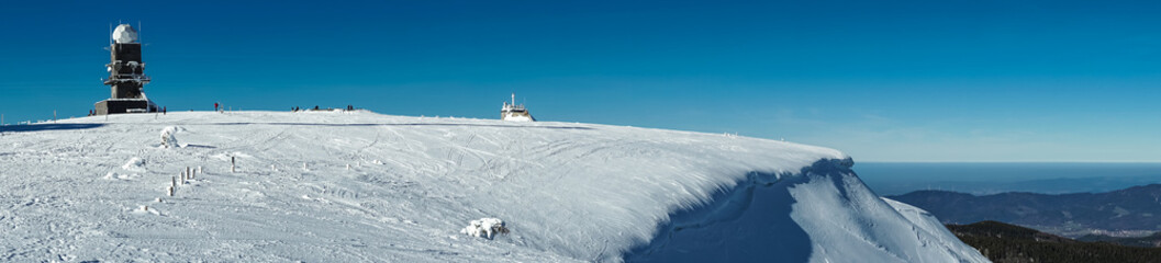 Wandern im Winterwunderland auf dem Feldberg bei strahlendem Sonnenschein