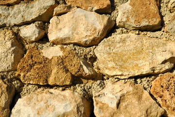 Mur de pierre au soleil