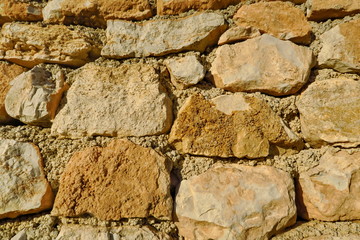 Mur de pierre au soleil