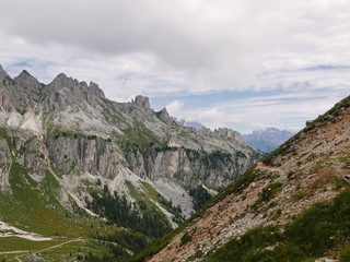 Naklejka premium meravigliosa vista delle suggestive cime dolomitiche in estate, tra verde e rocce