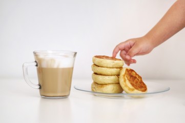 hands holding cup of coffee and cheesecakes