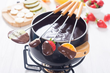 Chocolate fondue whith fruit and berries