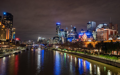 Fototapeta na wymiar Melbourne River front at night