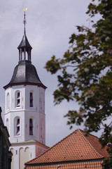 Fototapeta na wymiar Kirchenturm weiß
