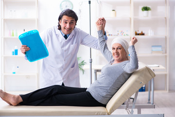 Obraz premium Young male doctor and female oncology patient