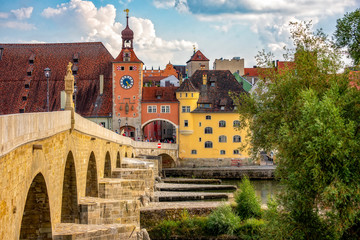 Die Altstadt von Regensburg mit der Steinernen Brücke im Vordergrund - obrazy, fototapety, plakaty