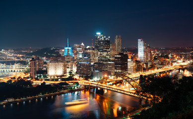 Cityscape of Pittsburgh at night - obrazy, fototapety, plakaty