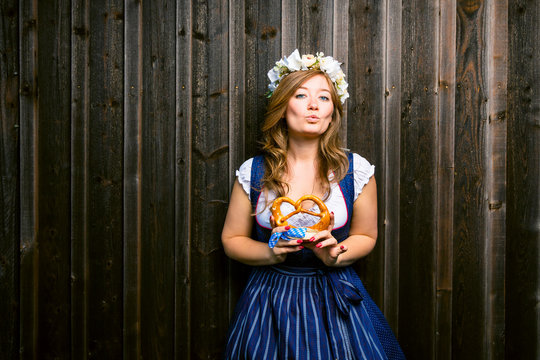  Frau im Dirndl vor Holzhintergrund Oktoberfest Theme