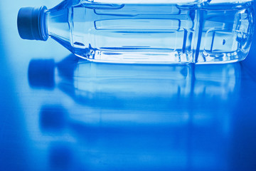 横にして重ねた水の入ったペットボトル