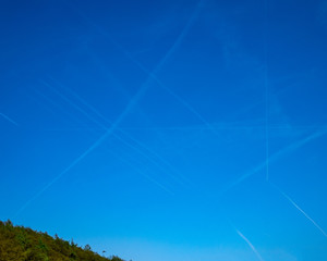 Obraz premium Large air traffic in the sky - The tracks of the aircraft make a right angle