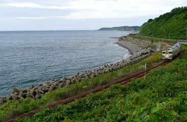 《五能線が走る風景（曇り雨）》青森県深浦町