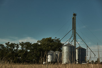 silos cereales argentina campo atardecer © Tocca