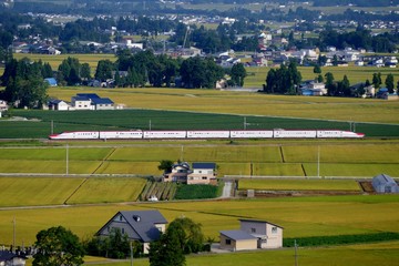 《秋田新幹線が走る風景（秋）》秋田県