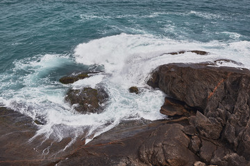 colores del mar entre las rocas