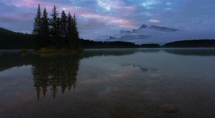 Fototapeta na wymiar Sunrise Color on Mount Rundle at Two Jack Lake Banff, Canada