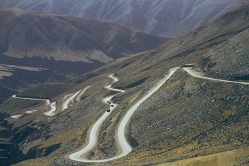 ruta argentina entre montañas curvas