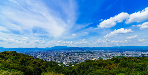 Fototapeta na wymiar [日本の観光イメージ] 夏の青空の下，京都市街を東山から一望するシーン