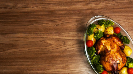 Frango assado com batata e brocolis