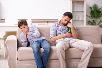 Obraz premium Drunk father and his son