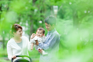 公園を歩く家族3人