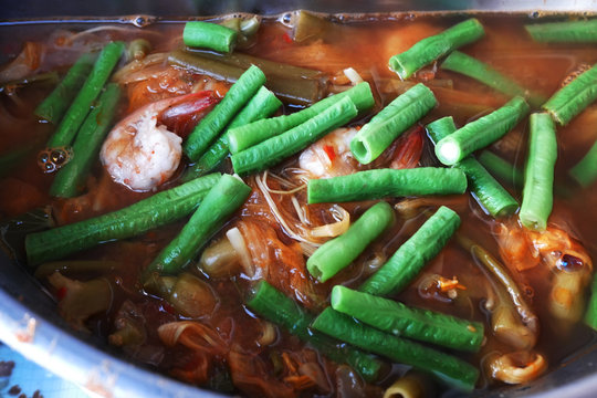 Sour soup with shrimp and vegetable