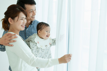 笑顔の家族3人