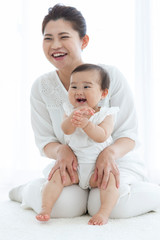 笑顔の母親と赤ちゃん