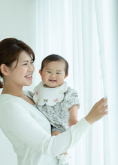 母親に抱っこされる赤ちゃん