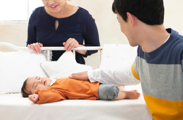 赤ちゃんを見る夫婦