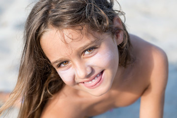 Ritratto con sorriso e crema solare