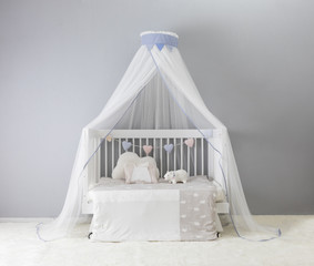 Baby crib with white and soft cushions Let the baby grow up healthily and happily, and have good sleep quality