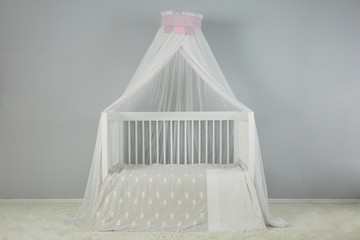 Fototapeta na wymiar Baby crib with white and soft cushions Let the baby grow up healthily and happily, and have good sleep quality