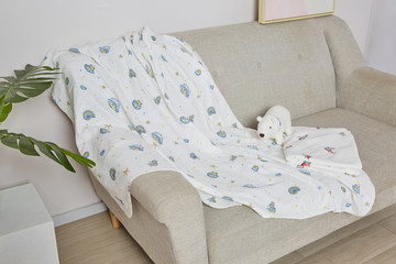 The sofa bed and the thin quilt cloth art sofa have light and thin quilt with good wear resistance...