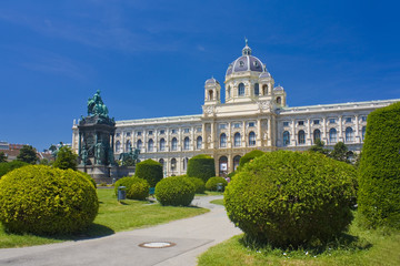 Fototapeta na wymiar Monument to Maria Theresia and Museum of Natural History in Vienna, Austria