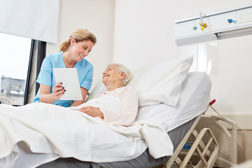 Krankenschwester mit Tablet Computer