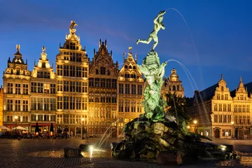 Foto op Plexiglas Antwerpse Grote Markt met beroemd Brabo-standbeeld en fontein bij nacht, België © Dmitry Rukhlenko